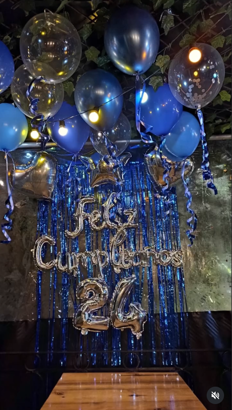 Decoración de cumpleaños con globos azules en una mesa